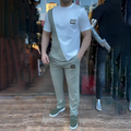 camiseta de cuello redondo y pantalón para hombre.