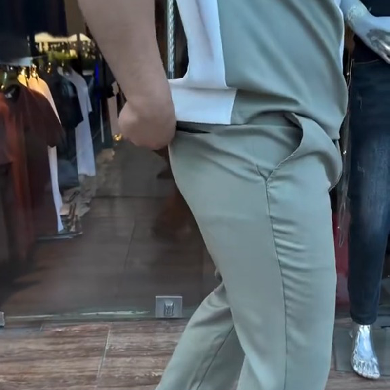 camiseta de cuello redondo y pantalón para hombre.