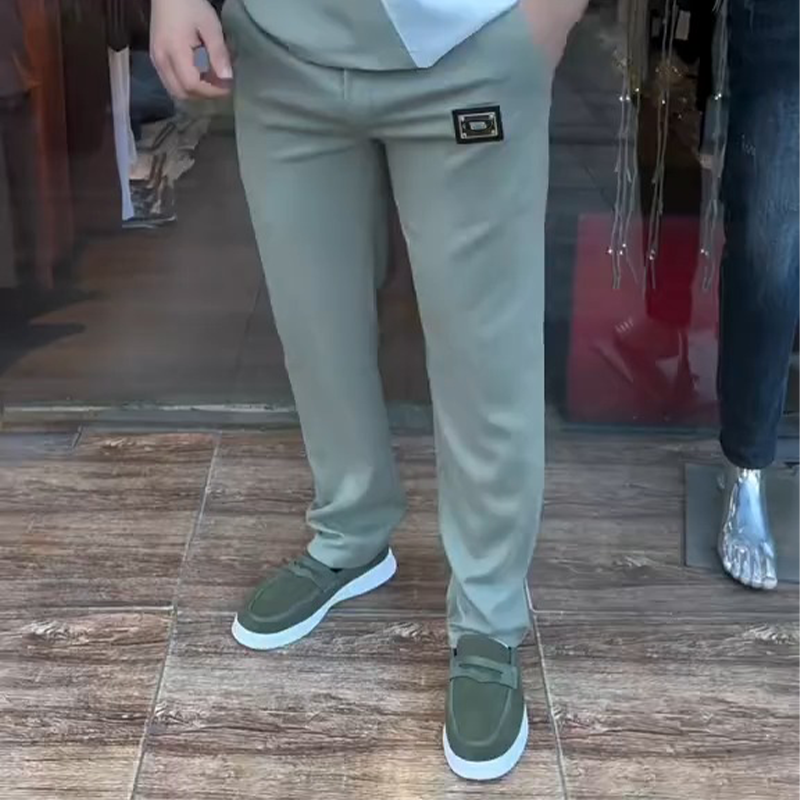 camiseta de cuello redondo y pantalón para hombre.